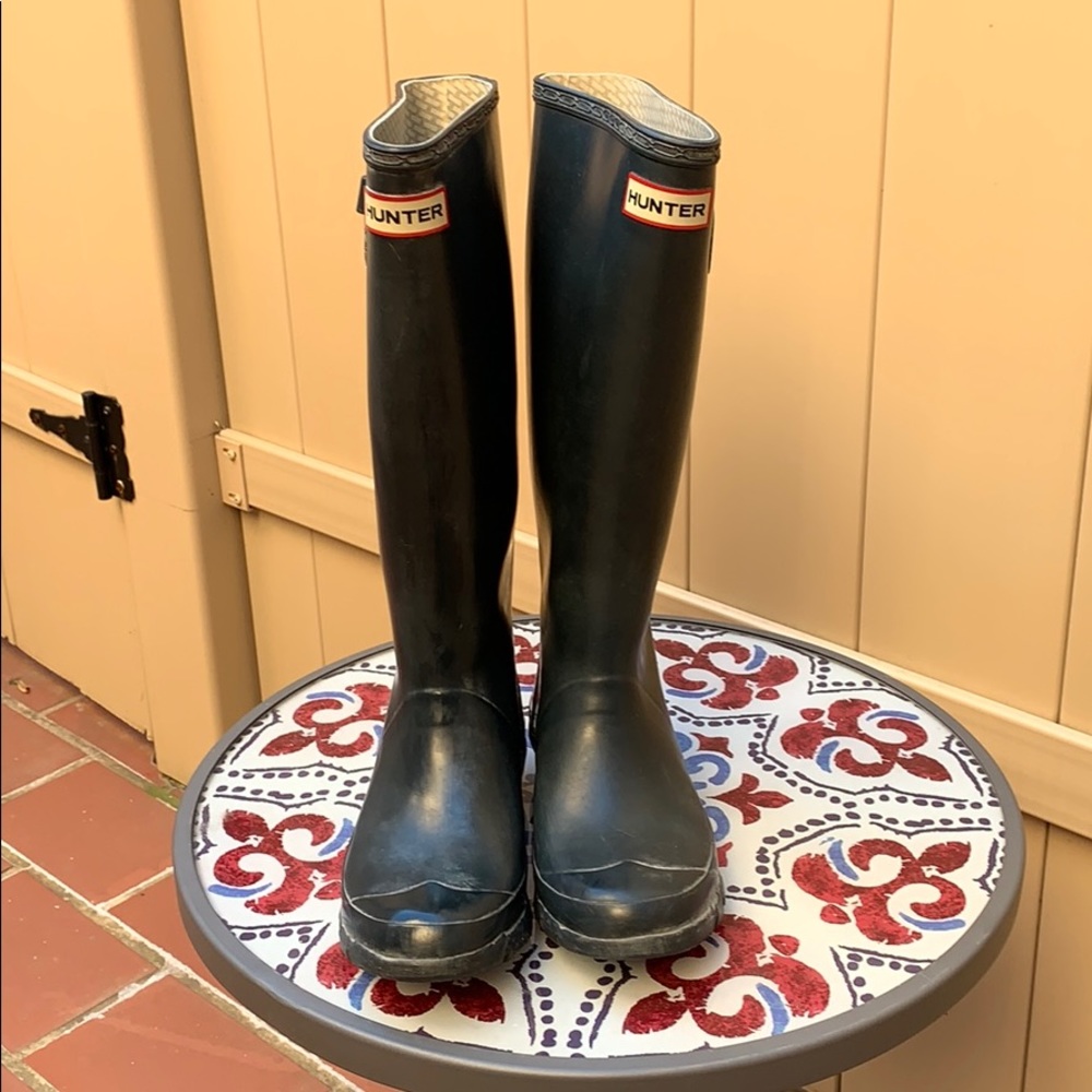 HUNTER boots with FREE fleece socks. Navy size 6